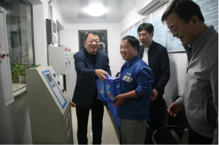 球速体育股份董事长邢雅江慰问一线生产员工 球速体育股份董事长邢雅江慰问一线生产员工