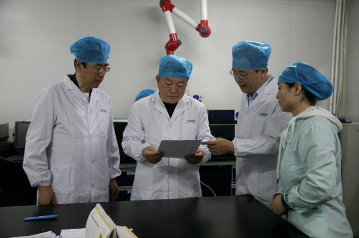 球速体育股份董事长邢雅江慰问一线生产员工 球速体育股份董事长邢雅江慰问一线生产员工