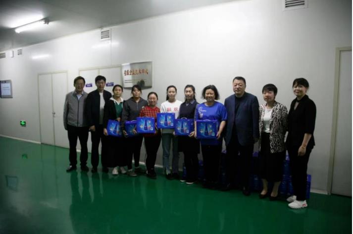 球速体育股份董事长邢雅江慰问一线生产员工