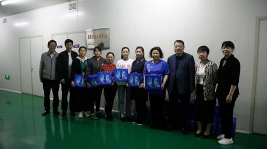 球速体育股份董事长邢雅江慰问一线生产员工